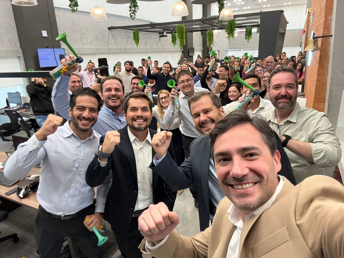 Time da EVEO comemorando aporte de R$ 100 milhões da XP Asset