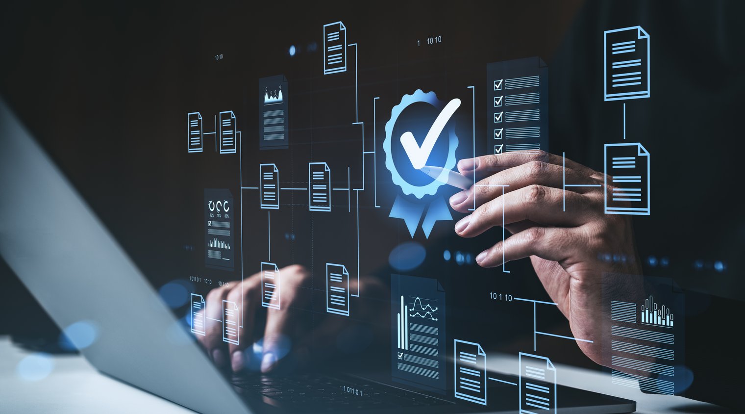 Pessoa utilizando um notebook enquanto interage com uma interface digital holográfica contendo documentos, checklists e selo de aprovação, representando governança de dados, conformidade e validação de processos digitais.