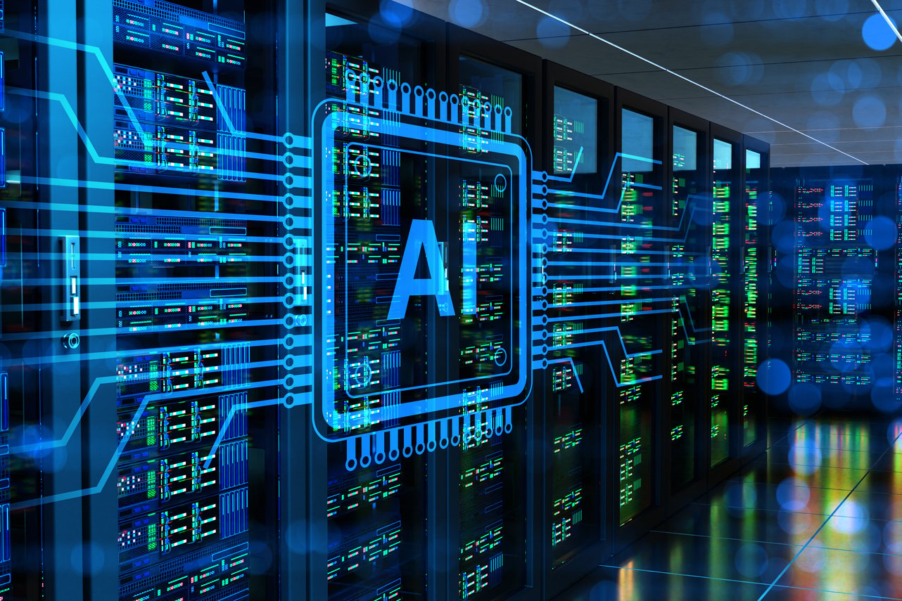 Interior de data center moderno com fileiras de servidores em racks, luzes LED de status em verde, vermelho e âmbar, piso refletivo, e sobreposição de gráfico de microprocessador com texto 