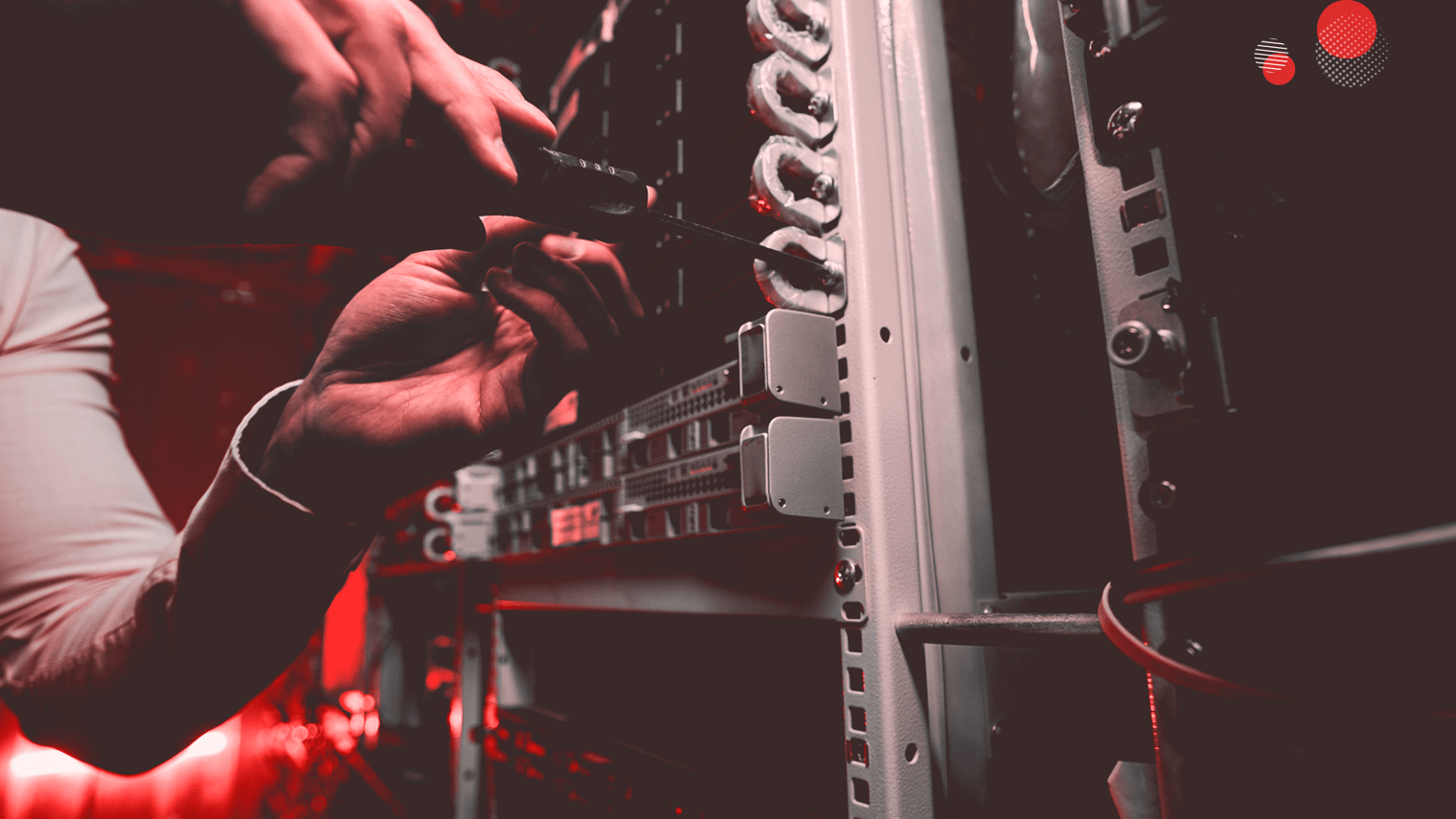 Mão conectando cabos em um servidor físico, representando infraestrutura on premise em ambiente de data center.