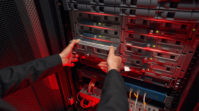 Servidor dedicado vs cloud: quando escolher cada opção