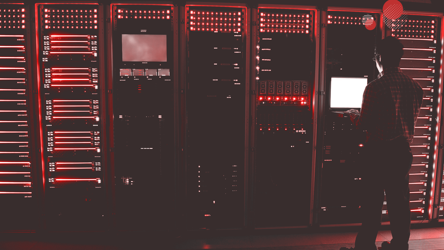 Profissional em data center com servidores ativos, ilustrando o conceito de classificação Tier de data centers e infraestrutura de alta disponibilidade.