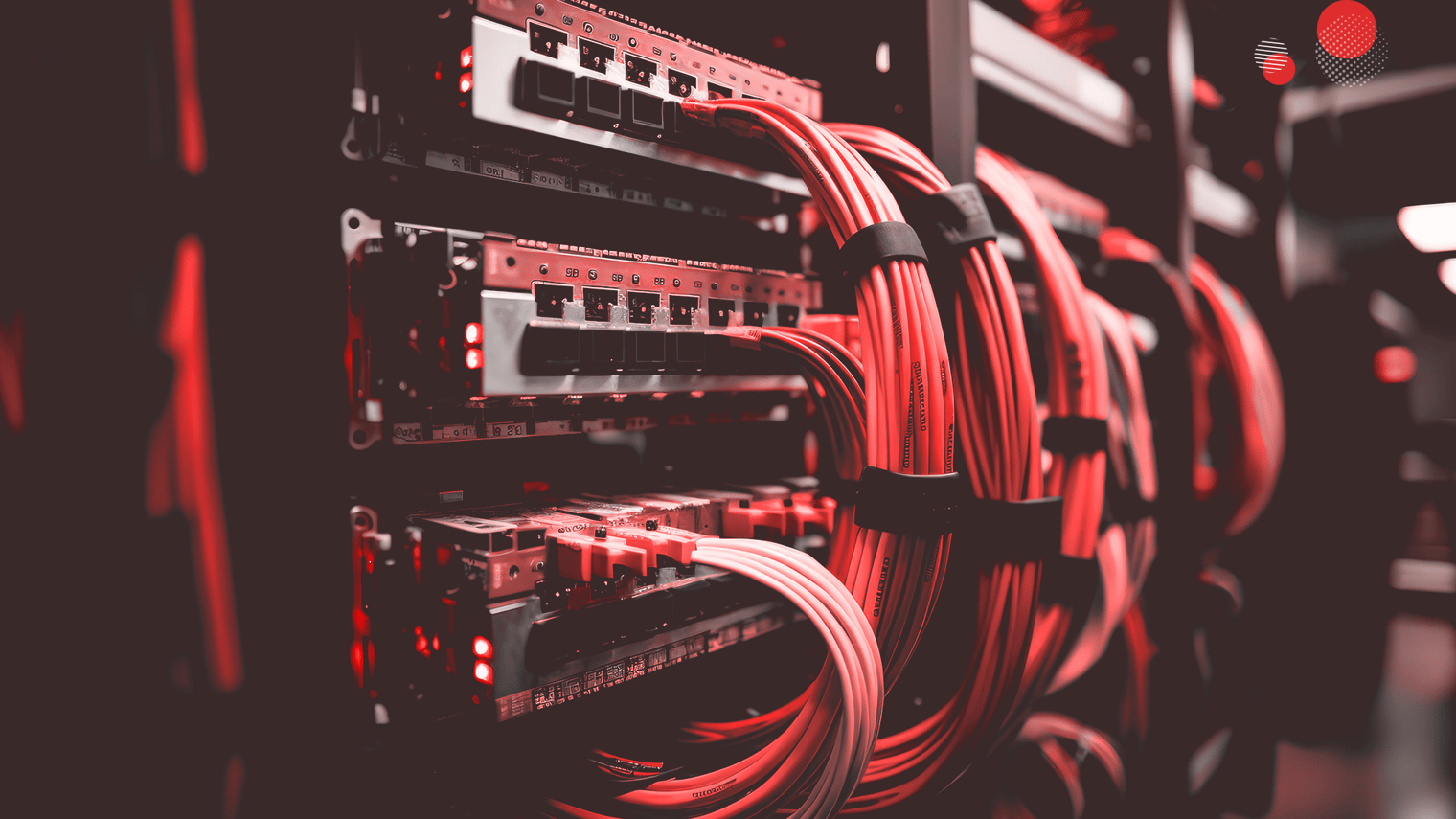A imagem captura o interior detalhado de um data center, focalizando a estrutura de um rack de servidores com cabos vermelhos organizados meticulosamente. Os componentes iluminados sugerem um ambiente de alta tecnologia e confiabilidade, crucial para operações de 