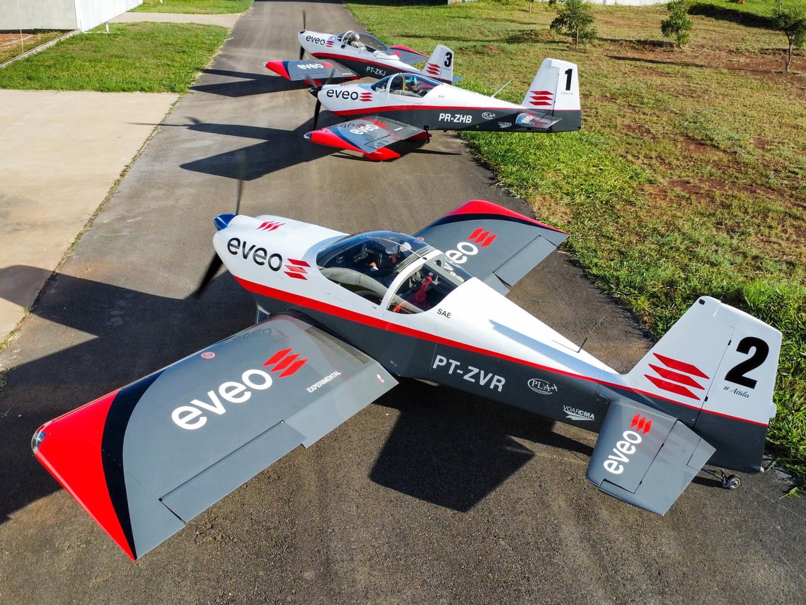 Avião com a nova identidade visual da EVEO, maior provedor de nuvem privada do Brasil, representando performance, avanço e a nova fase da marca.