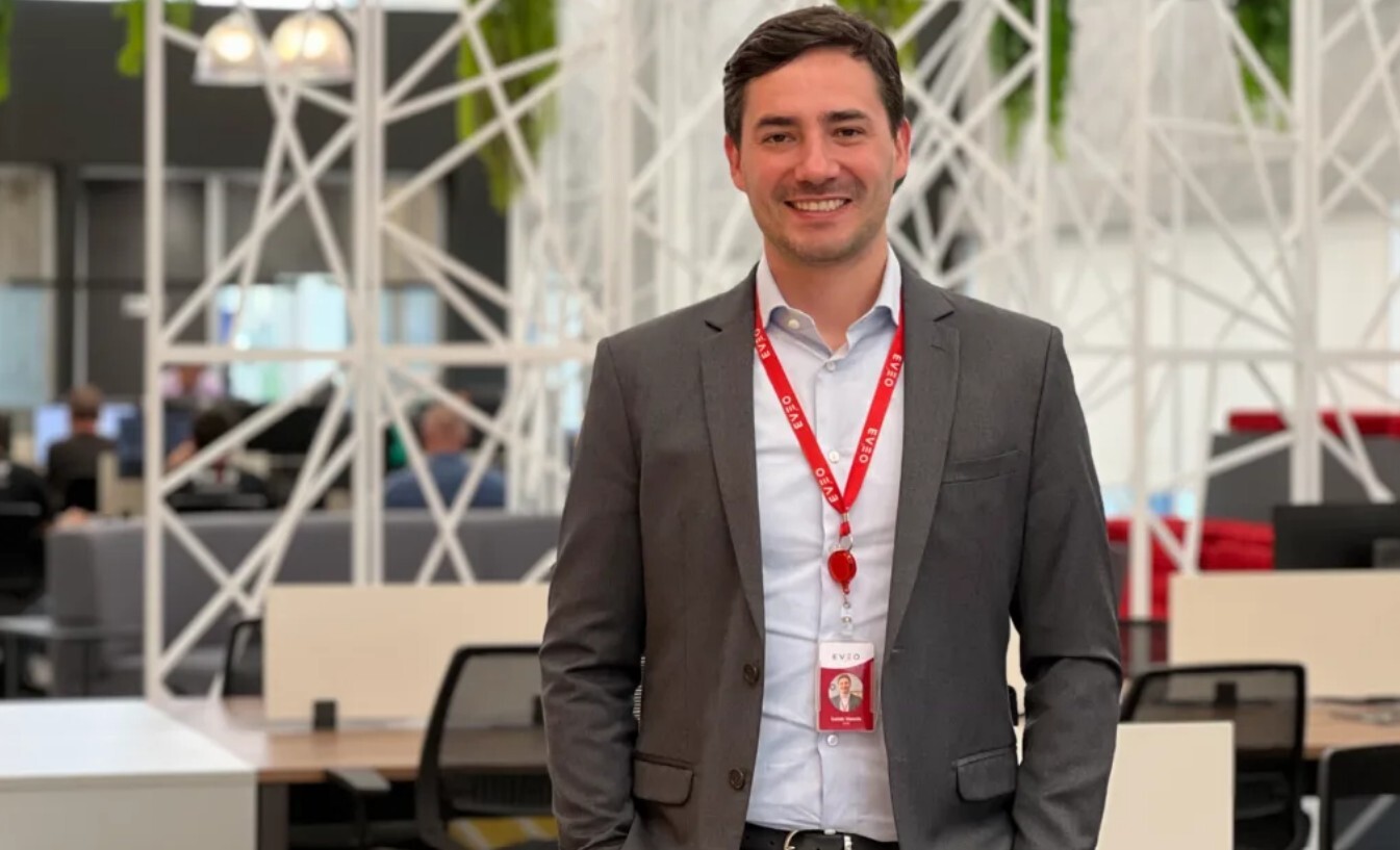 Lucas Vanzin dentro do escritório da EVEO