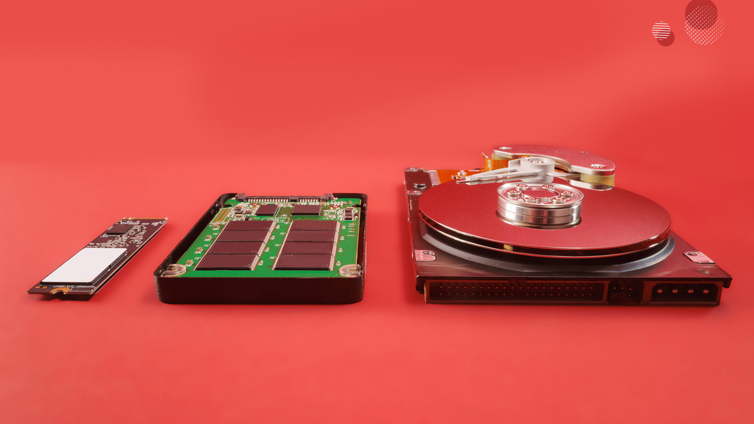 Imagem comparativa de diferentes tecnologias de armazenamento: NVMe, SSD e HD. À esquerda, uma unidade NVMe compacta e de alto desempenho; ao centro, um SSD com chips de memória flash; à direita, um HD tradicional com discos magnéticos, destacando as diferenças físicas e de design entre as opções de armazenamento.