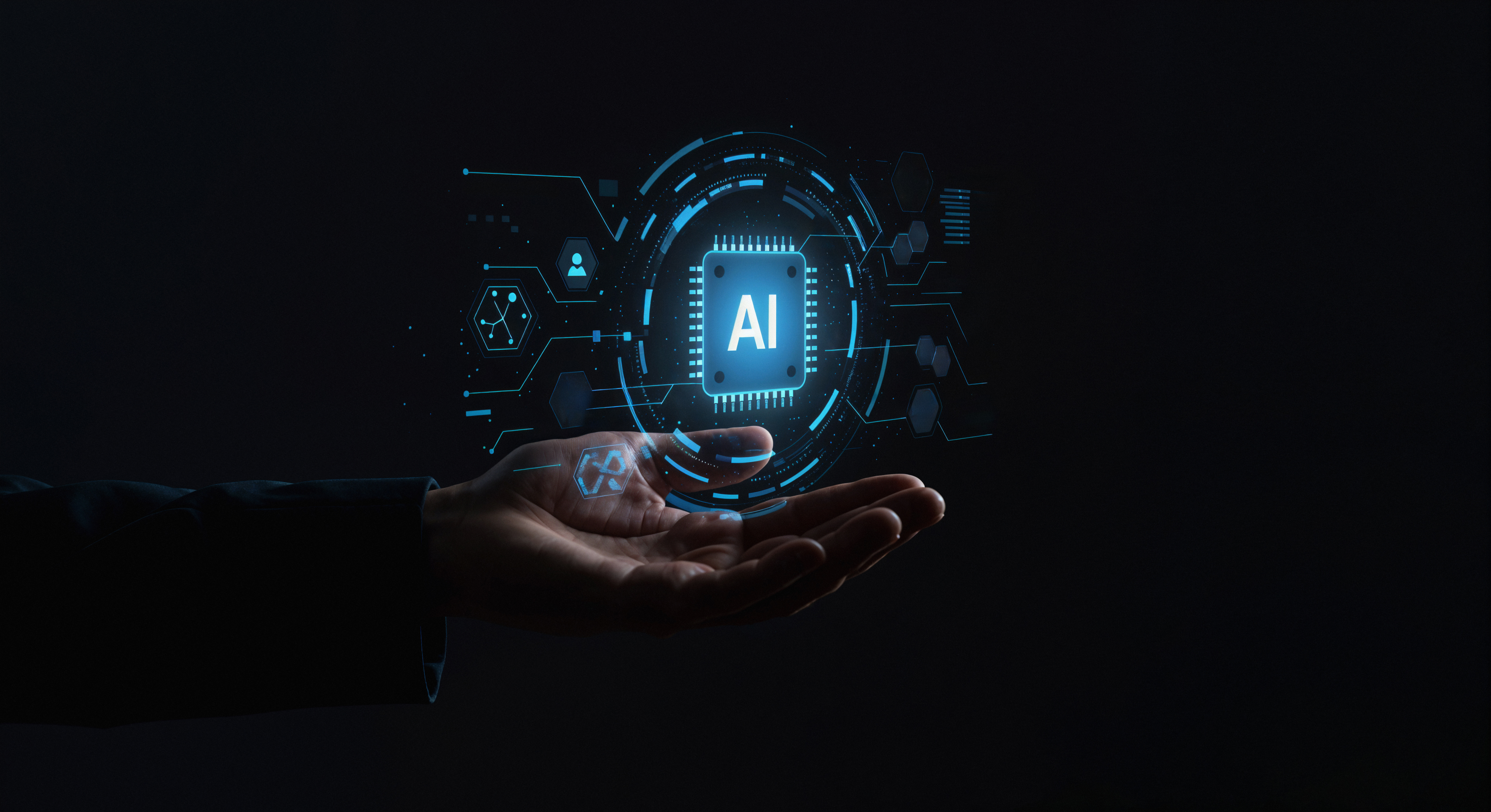 Mão humana segurando um holograma digital de um chip de Inteligência Artificial com elementos gráficos e conexões em tons de azul sobre fundo escuro.