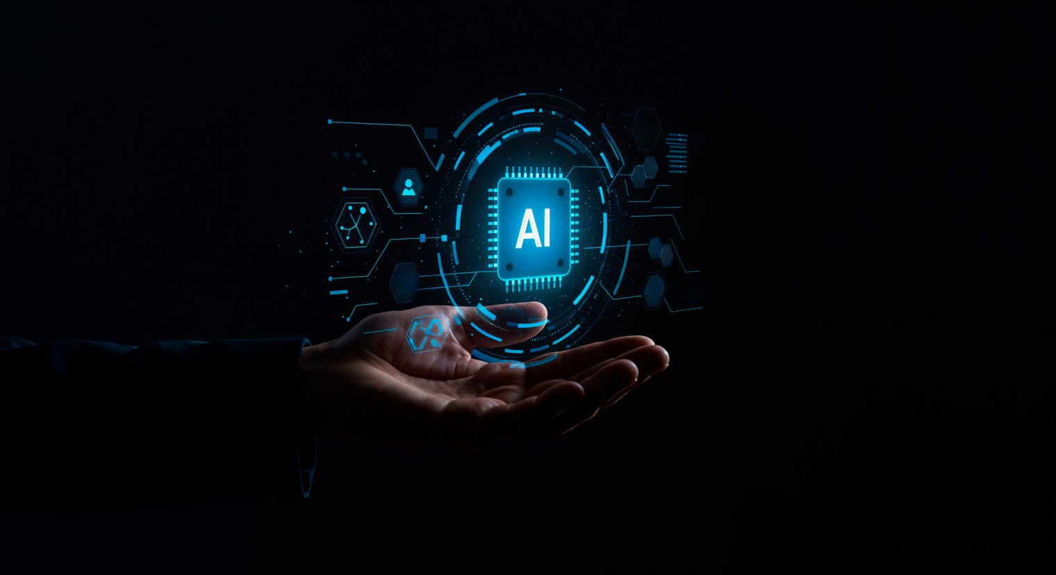 Mão humana segurando um holograma digital de um chip de Inteligência Artificial com elementos gráficos e conexões em tons de azul sobre fundo escuro.