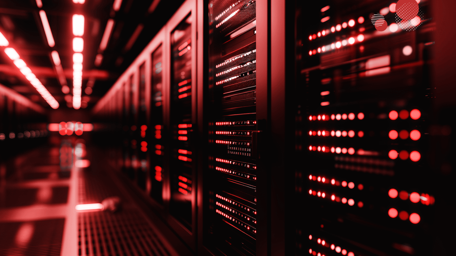 Dois técnicos em TI, vestidos com camisas e bonés vermelhos, trabalham atentamente em frente a racks de servidores em um ambiente de data center. Eles monitoram ativamente os processos no laptop e em uma tela adicional, focados na migração eficiente para servidores cloud, destacando a complexidade e a importância desta operação para a modernização de infraestruturas de TI.