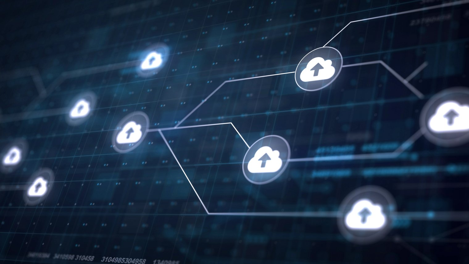 A imagem apresenta uma representação visual de uma infraestrutura de computação em nuvem, com ícones de nuvem interligados por linhas sobre um fundo escuro que remete a circuitos e redes digitais. Os elementos conectados simbolizam o fluxo de dados e a integração entre diferentes ambientes e sistemas, transmitindo conceitos como armazenamento em nuvem, conectividade, escalabilidade e compartilhamento seguro de informações em uma arquitetura tecnológica moderna.