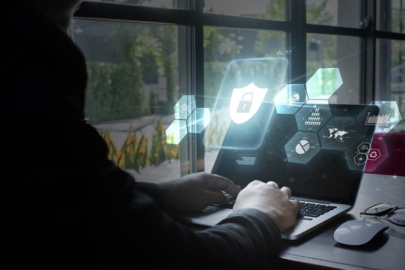 Utilizar uma VPN acabou ganhando destaque no setor de TI. Isso porque, ela permite uma conexão segura entre duas redes distintas por meio da internet.