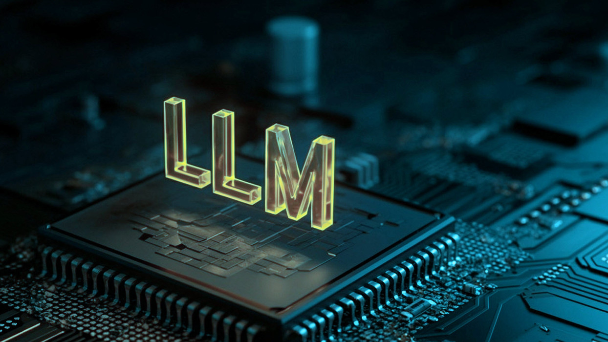 Placa de vídeo com LLM ilustrativa em cima 